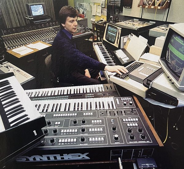 1986 年頃、メイダ ベール スタジオの BBC Radiophonic Workshop のシンセックスのパイオニア、ピーター ハウエル。